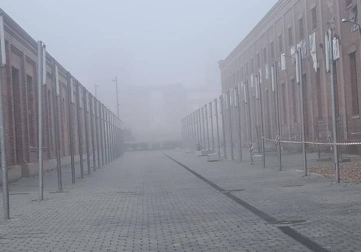 León amanece bajo una espesa capa de niebla en este lunes festivo