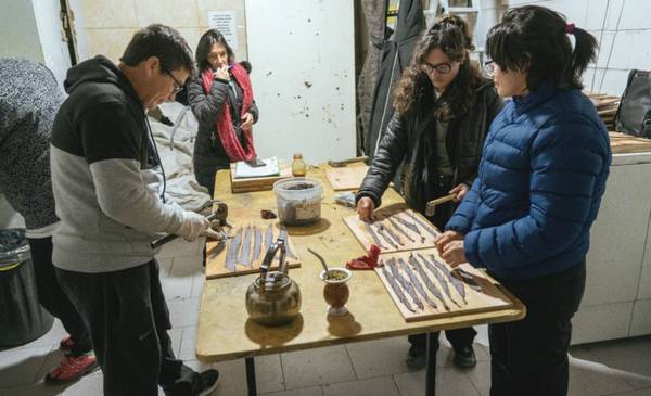 Municipalidad de Rawson mantiene abierta las inscripciones para el taller de curtido de piel de pescado patagónico