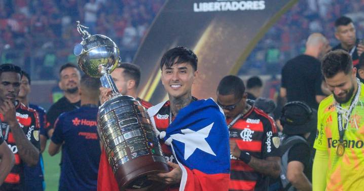 Erick Pulgar y sus compañeros del Flamengo rompen el trofeo de la Copa Libertadores