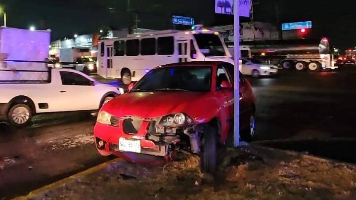 Pierde el control y choca con la banqueta