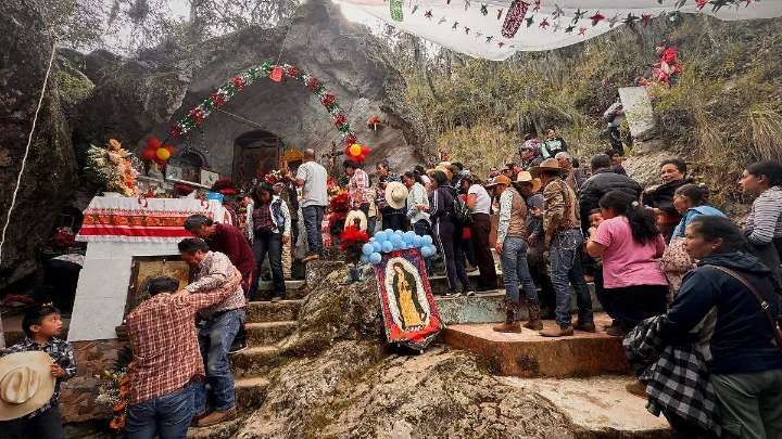 Singuilucan: Cientos celebran a Guadalupana en caverna de La Conchita