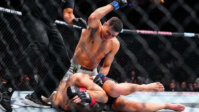 Manuel “Loco” Torres y Joshua Van brillan en UFC 323