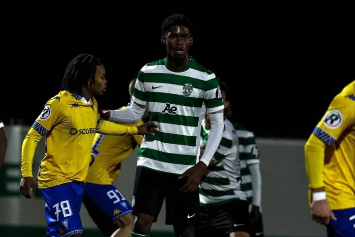 Víctor Guzmán marcó su primer gol en Portugal: el peruano destacó con el Sporting Sub