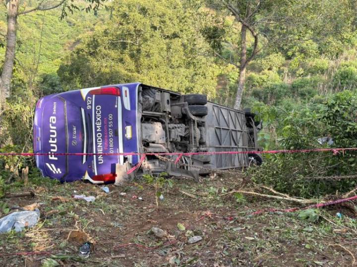 PGJEH investiga volcadura de autobús en Tlanchinol en la que han muerto cinco personas