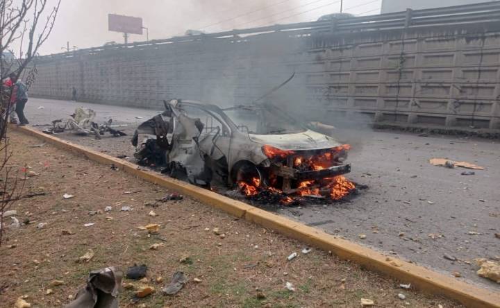Taxi estalla por pirotecnia en la México–Toluca: vehículo queda calcinado y hay varios lesionados