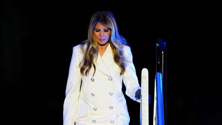 Melania Trump deslumbra con un abrigo blanco de Chanel en el encendido del Árbol Nacional de Navidad