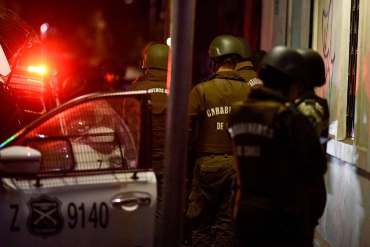 Ataque armado en Recoleta deja un hombre muerto y una mujer grave: víctimas fueron baleadas desde un auto