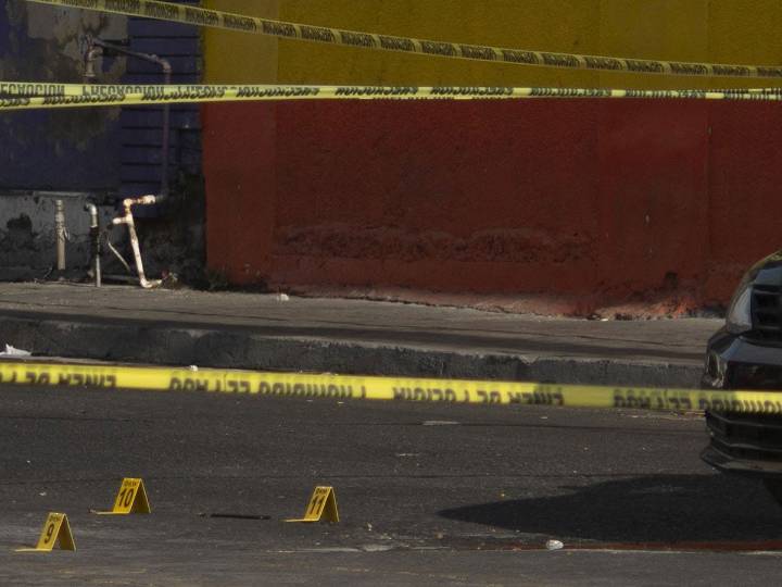 Ejecutan a tres amigos que convivían al interior de una vivienda