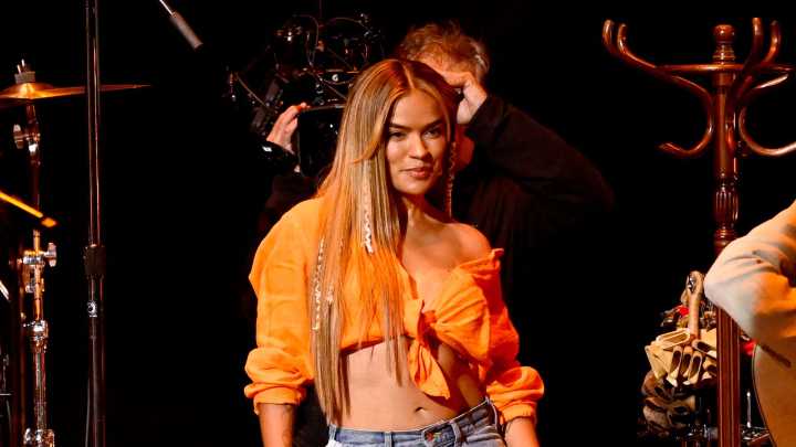 Karol G entregará premios durante la transmisión de ‘La Premiere’: ¿cómo participar?