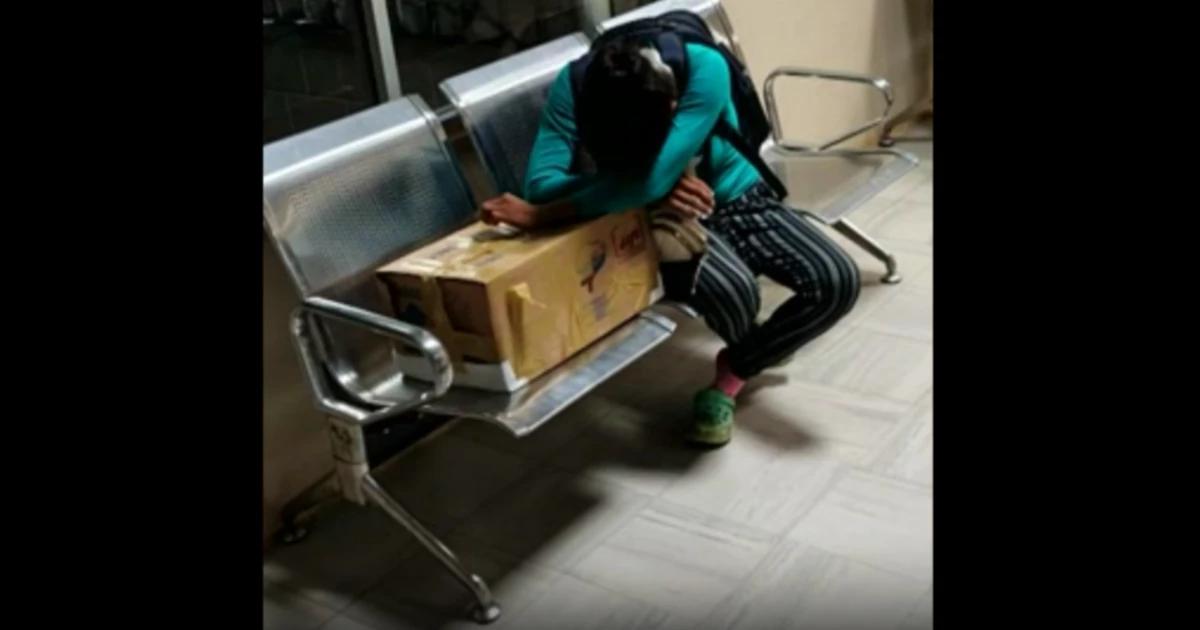 ¡Indignante! Entregan cuerpo de bebé en caja de cartón a mujer indígena en Ecuador