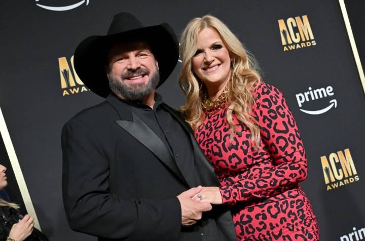 Garth Brooks Joins Trisha Yearwood for Special Performance on Their 20th Wedding Anniversary: ‘Merry Christmas, Valentine’