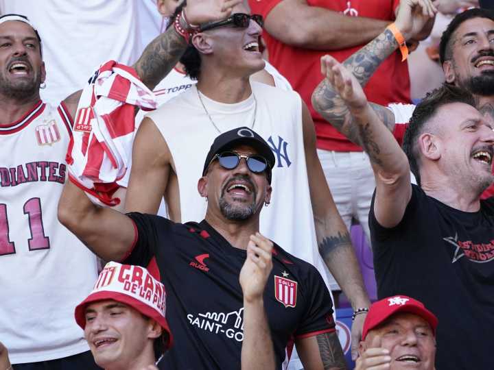 Juan Sebastián Verón juega su partido en la final del Clausura: está en la tribuna de Estudiantes, donde los hinchas insultan a Tapia
