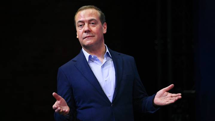 Medvédev se burla de los temores de Macron sobre traición de EE.UU. a Ucrania