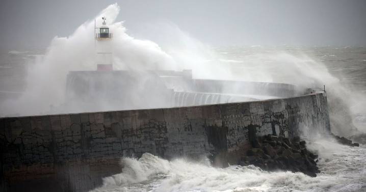 Met Office warnings as 90mph winds spark 'danger to life' alert