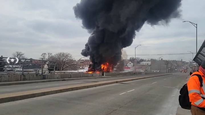 Massive cloud of black smoke rises from fire in Cicero