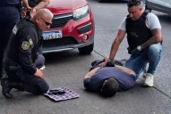 Un policía atropelló a un motociclista en Morón y huyó: cuando se fue a entregar mató a un primo de la víctima