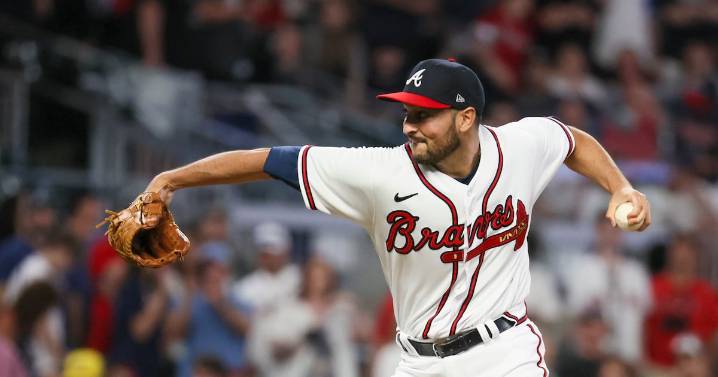 Braves bring back reliever Danny Young on split contract