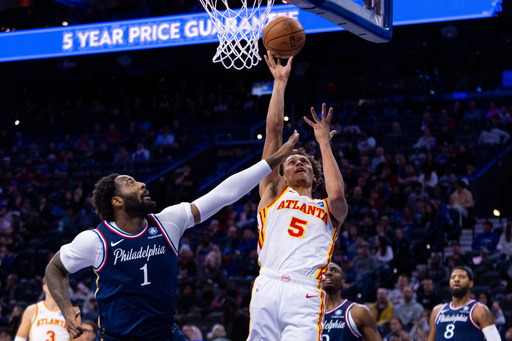 Johnson anota triples clave para Hawks y arruina regreso de Embiid en victoria 142