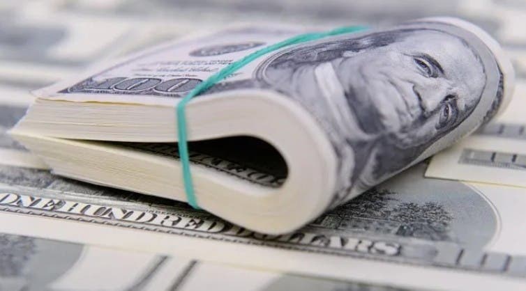 El dólar oficial cayó por primera vez en cuatro jornadas y los paralelos acompañan la baja