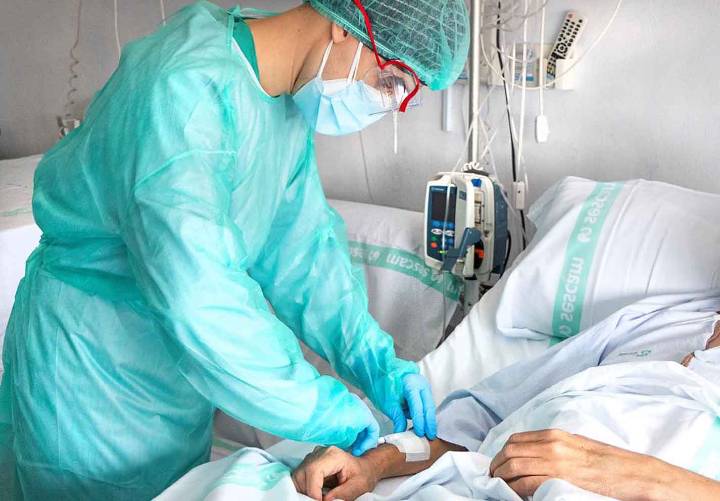 ¿Volverán las mascarillas a hospitales de Castilla-La Mancha? Acuerdo ante la gripe y el Covid