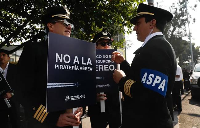Pilotos protestan frente a SICT contra la contratación de extranjeros por aerolíneas mexicanas