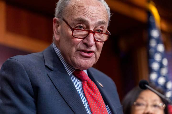 Schumer amenaza con limitar poderes de guerra de Trump si sigue presionando a Venezuela