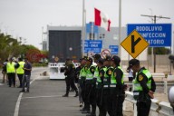 Perú refuerza el control y envía 100 policías a la frontera con Chile