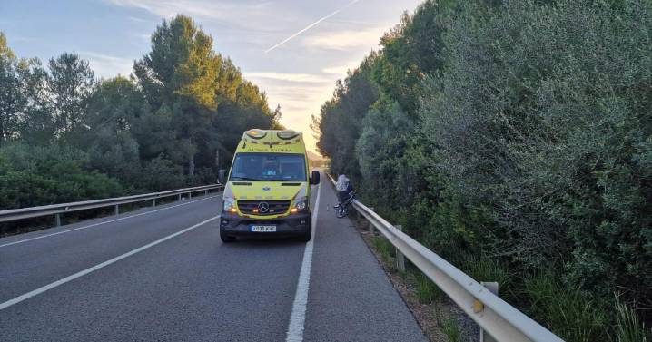 Caen dos ciclistas a la salida del túnel dels Vidriers tras un descuido «al mirar el paisaje»