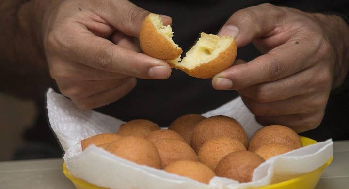 Receta de buñuelos rellenos para compartir en familia en el Día de Velitas