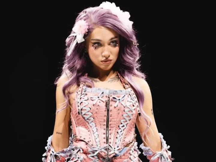 En River. María Becerra sorprendió con un show 360 que incluyó sketches de teatro, un escenario circular y seis invitados sorpresa