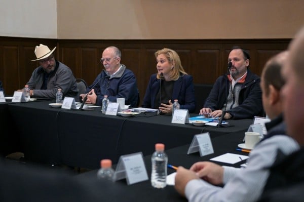 Sostiene Maru y el secretario de Agricultura federal reunión con productores