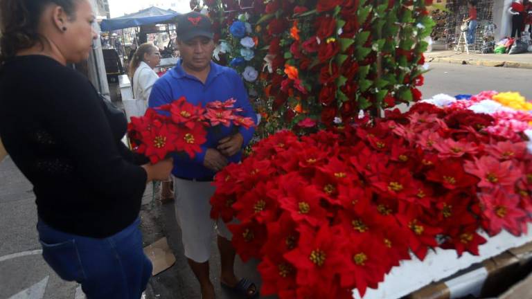 Arrancan vendedores y locatarios de Mazatlán la temporada navideña en el Centro de la ciudad