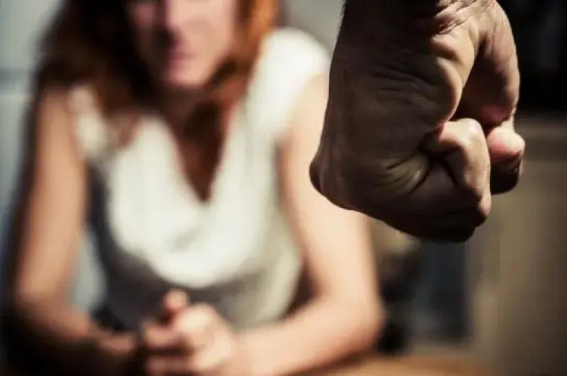 Amenazas con tijera y hierro: detienen a un acusado de encerrar a su expareja y a su hija