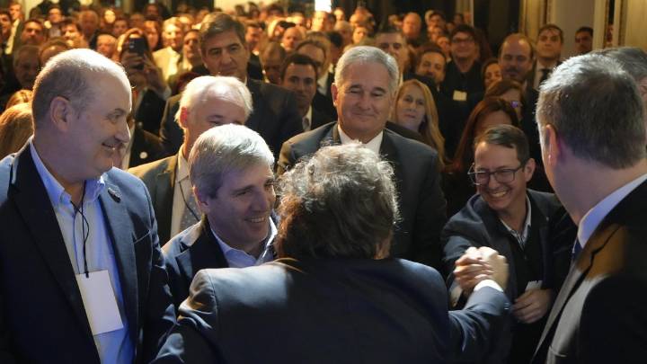 El Gobierno reúne a su gabinete y a legisladores para afinar la estrategia ante el envío de la reforma laboral