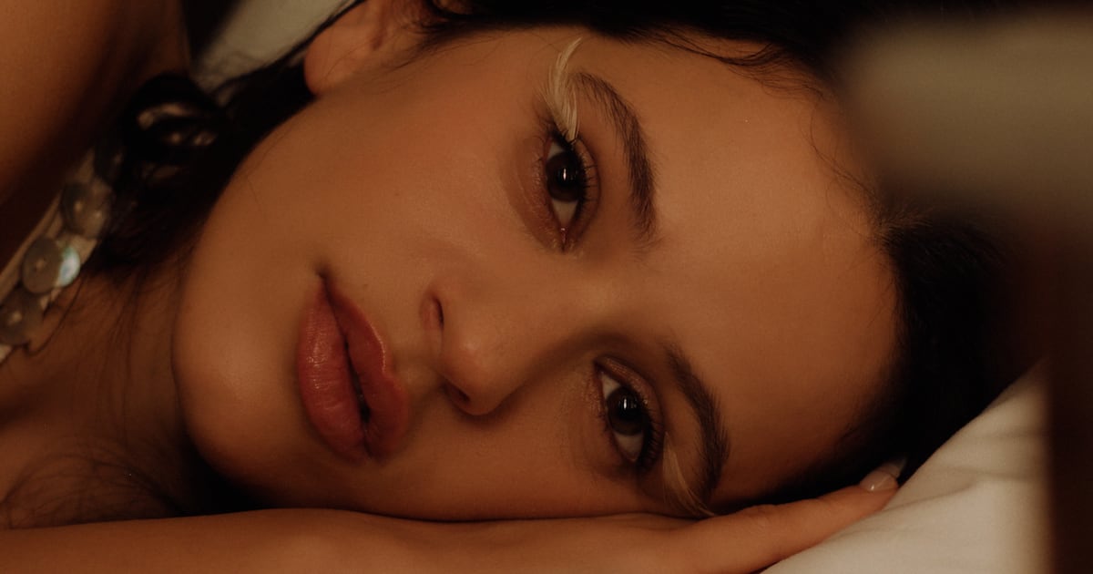 Video: Rosalía sale huyendo de una cucaracha en plena entrevista en vivo