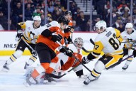 Sidney Crosby nears Mario Lemieux's Penguins points record with 2 goals against Flyers