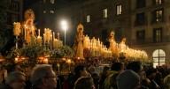 La espectacular procesión con cuatro cofradías puso el broche al Jubileo de la Esperanza en Barcelona