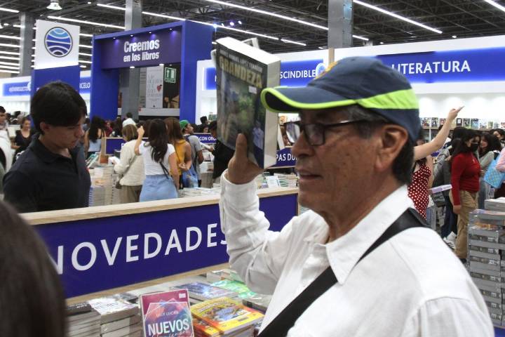 Llega a la FIL el libro de AMLO