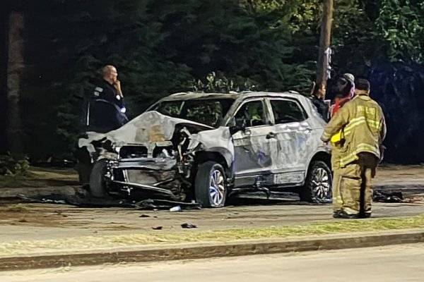 Así fue el terrible choque tras una persecución que dejó a un delincuente atrapado entre las llamas