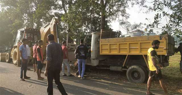 Brahmavar: Tipper crashes into tree after hitting pothole; driver dies on spot