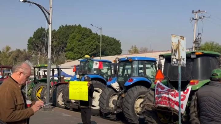 Con caravana de tractores, agricultores protestan frente a la Cámara de Diputados