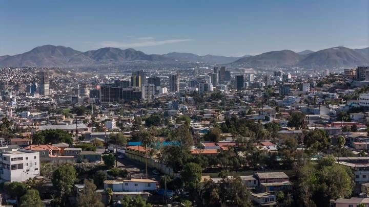 Vientos provocan apagones en la Col. El Valle de Tijuana, por caída de cables; autoridades emiten alerta preventiva