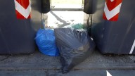 La Ley de Propiedad Horizontal lo confirma: dejar la bolsa de basura en el rellano está prohibido en estos casos