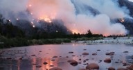El incendio cerca de Lago Puelo ya afectó más de 3 mil hectáreas: el humo impide el combate aéreo