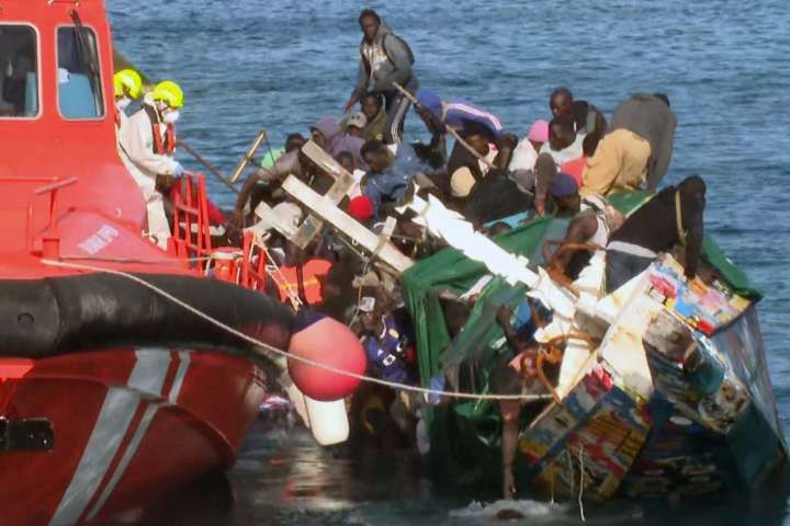 Ascienden a cuatro los muertos por el fuerte oleaje en las islas Canarias