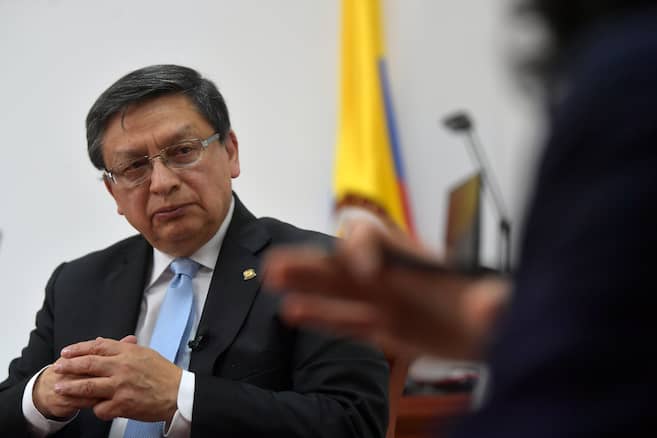 Presidente de la Corte Constitucional debe retractarse por decir que madre de su hijo habría abusó de él