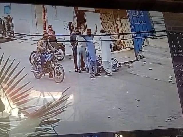 Armed men loot Rs1.8m from citizens in daytime in Landhi