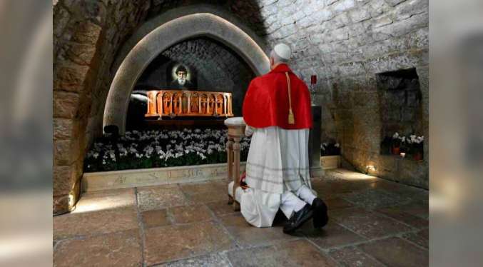 El Papa reza en Líbano ante la tumba de San Charbel