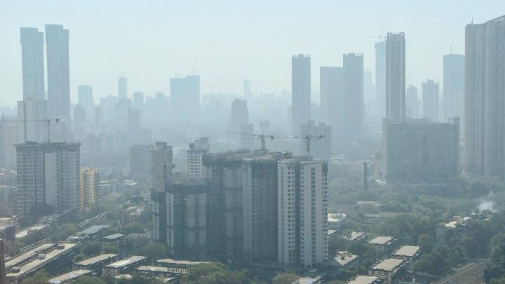 Mumbai weather update: Clear skies in city, AQI stays in unhealthy zone