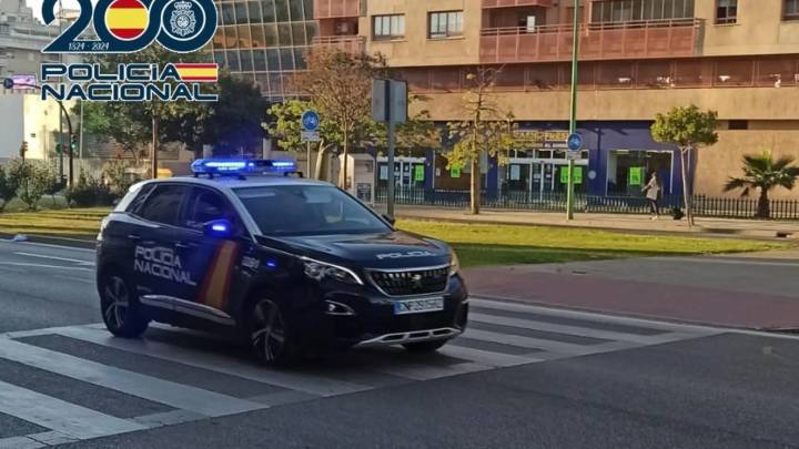 Detenidos tres hombres por una agresión sexual grupal a una joven de 18 años en un descampado de Málaga